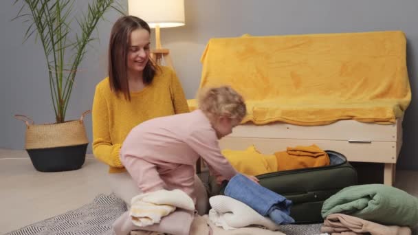 Packar Barnens Semestergarderob Essentialer För Familjeäventyr Barnvänlig Reseutrustning Vit Kvinna — Stockvideo