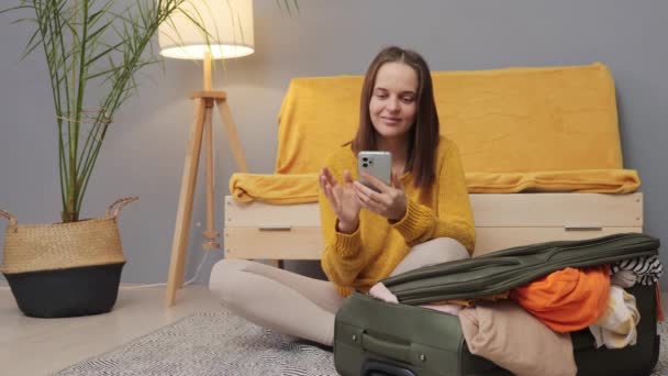 Mobil Ferieplanlægning Hjemme Bekvemmeligheder Rejser Rejser Med Gadgets Hvid Voksen – Stock-video