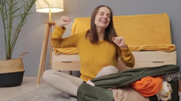 Überglücklich Lächelnde Fröhliche Frau Mit Dunklen Haaren Die Mit Koffer — Stockvideo