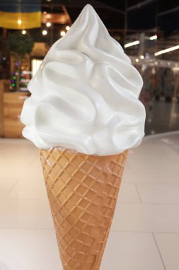 Alışveriş merkezinde büyük bir dondurma heykeli, kafe reklamı, reklam için fotokopi alanı.