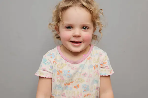 Portrait Smiling Cute Little Toddler Blond Wavy Haired Girl Child — Stock Photo, Image