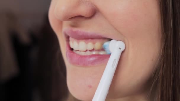 毎日の歯科治療のヒント デジタル時代における歯科 歯を白くする方法 個人の健康とケア ルーチン経口衛生 浴室で電気歯ブラシで歯を磨く認識できない女性 — ストック動画