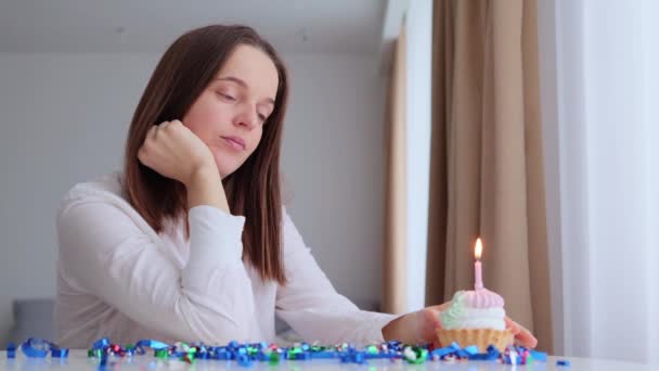 Szomorú Csalódott Kaukázusi Fiatal Felnőtt Asztalnál Születésnapi Torta Égő Gyertya — Stock videók