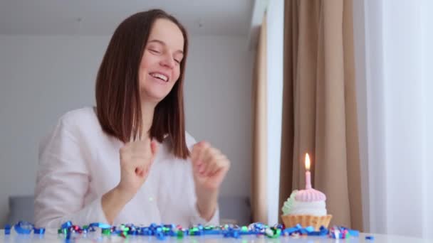 Przyjęcie Urodzinowe Domowe Wibracje Kaukaska Młoda Dorosła Kobieta Siedzi Przy — Wideo stockowe