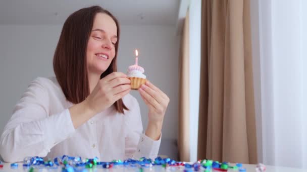 Pidiendo Deseos Cumpleaños Caucásico Joven Mujer Adulta Sentada Mesa Con — Vídeo de stock