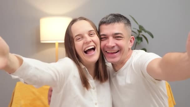Rakkaus Elää Ikuisesti Onnelliset Nuoret Aikuiset Puolisot Ottavat Selfien Nauttien — kuvapankkivideo