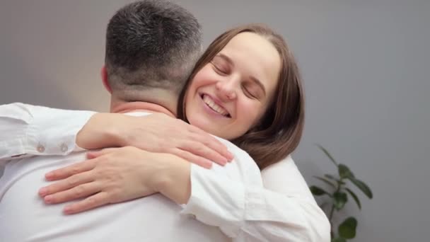 Äußerst Glücklich Fröhlich Lächelnde Positive Frau Weißem Hemd Trifft Ihren — Stockvideo