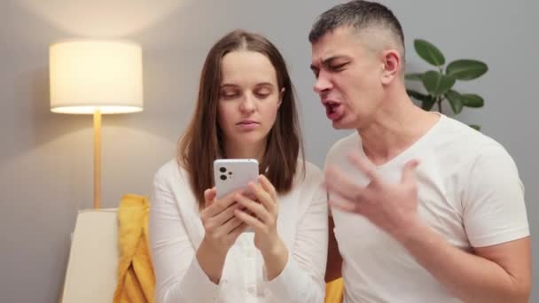Wütende Frau Und Mann Haben Konflikte Weil Frau Mit Telefon — Stockvideo