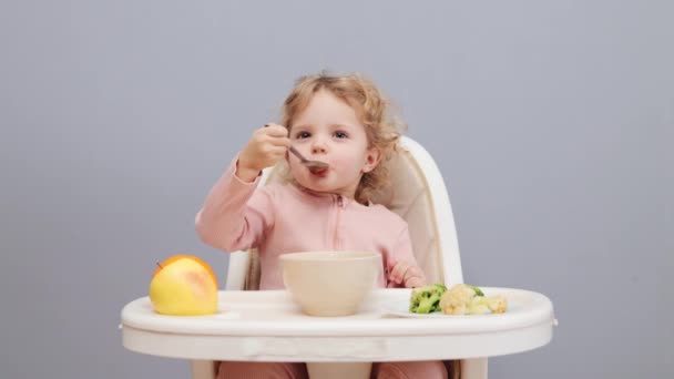 Engraçado Alegre Pequena Criança Loira Ondulada Menina Comendo Por Mesma — Vídeo de Stock