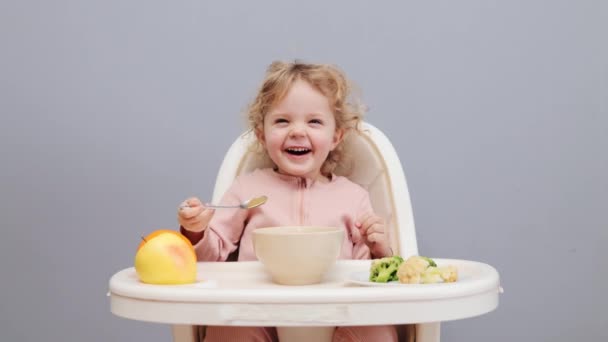Vicces Csecsemő Nasi Kicsi Tápláléka Egészséges Kisgyermek Zabkása Nevető Boldog — Stock videók
