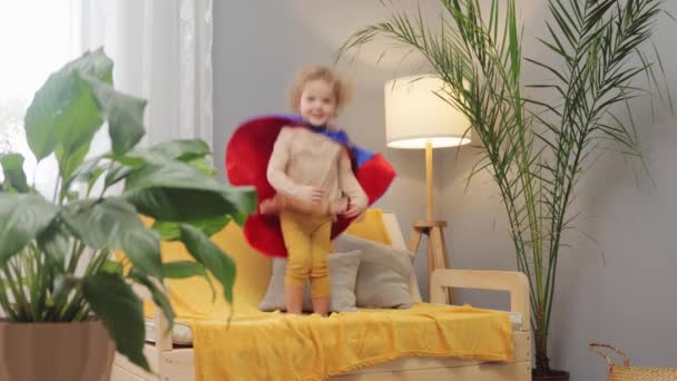 Little Blondynka Faliste Włosy Dziewczyna Dziecko Grać Superbohatera Noszenie Kostium — Wideo stockowe