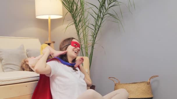Rodzinne Wakacje Wspólnota Radosna Szczęśliwa Radosna Kobieta Masce Superbohatera Kostiumie — Wideo stockowe