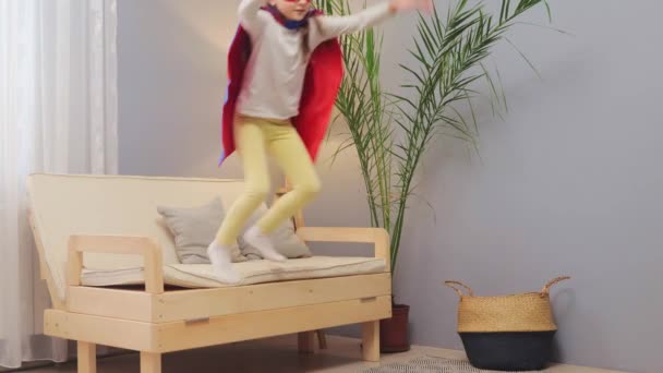 Весела Маленька Коричнева Волохата Дівчинка Костюмі Супергероя Маска Грає Вдома — стокове відео