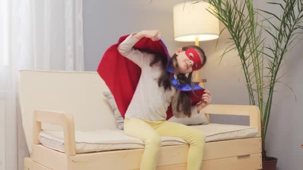 Kaukasisches Lächelndes Kleines Braunhaariges Mädchen Superheldenkostüm Und Maske Das Hause — Stockvideo