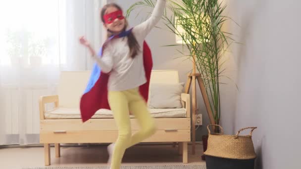 Extrémně Šťastný Plný Energie Malá Hnědovlasá Dívka Nosí Kostým Superhrdiny — Stock video