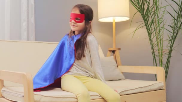 Leende Glad Liten Brunhårig Flicka Bär Superhjälte Kostym Och Mask — Stockvideo