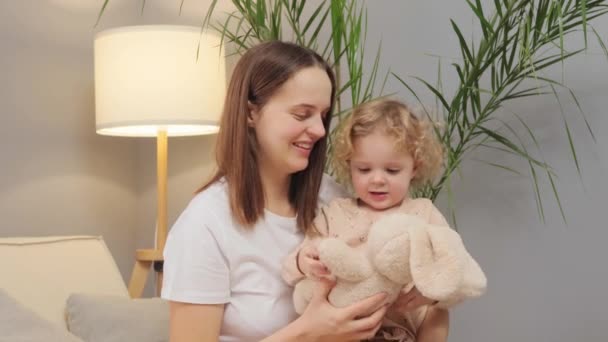 Encantadora Niña Rubia Pelo Ondulado Sentada Con Encantadora Madre Sofá — Vídeos de Stock