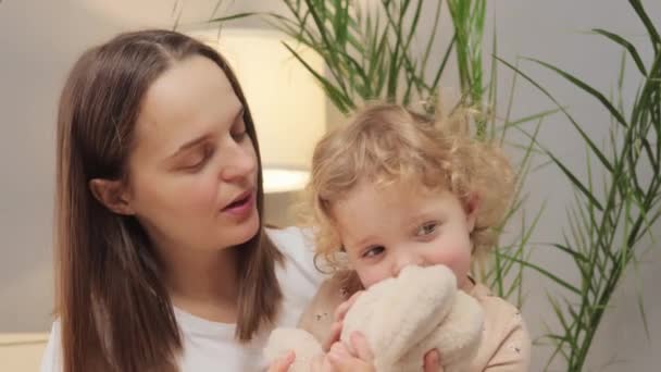 Kahverengi Saçlı Kadın Küçük Kızıyla Evde Oturmuş Pofuduk Tavşancığıyla Konuşuyor — Stok video