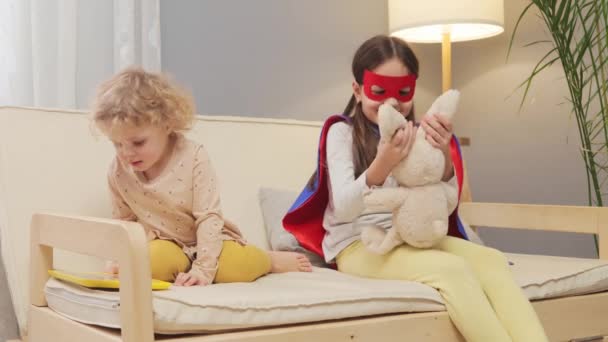 Schattig Charmant Zusjes Kinderen Spelen Verkleden Superheld Samen Woonkamer Thuis — Stockvideo