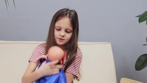 Gadis Berambut Coklat Gelap Lucu Duduk Sofa Bermain Dengan Boneka — Stok Video