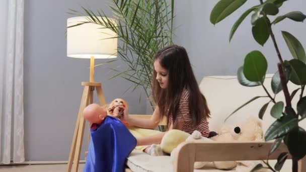 Cute Ciemnobrązowe Włosy Dziewczyna Siedzi Kanapie Gry Lalką Domu Korzystających — Wideo stockowe