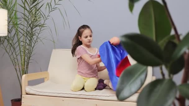 Bájos Aranyos Sötét Barna Hajú Lány Lófarokkal Kanapén Játszik Babával — Stock videók