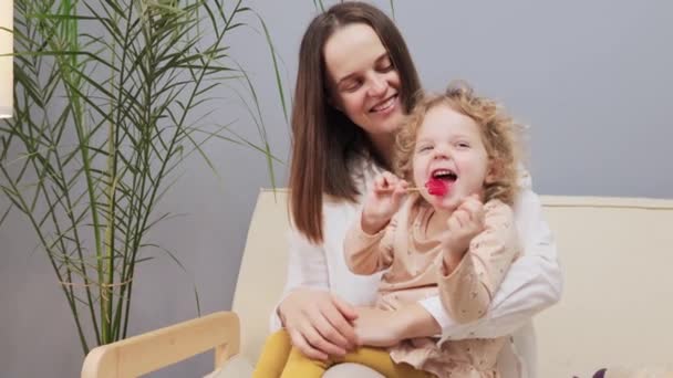 Brown Haired Smiling Caucasian Woman Sitting Her Baby Daughter Sofa — Stock Video