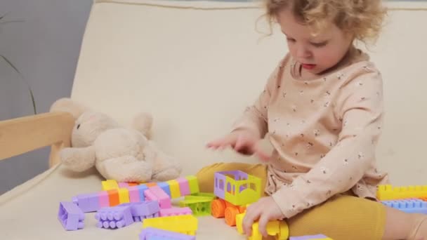 Детские Образовательные Игры Крошечные Руки Сортируют Красочные Блоки Счастливый Малыш — стоковое видео