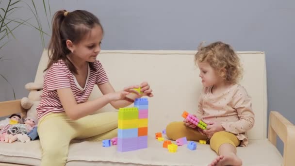 Aprendizagem Infantil Curiosa Através Brincar Atividades Desenvolvimento Pré Escolar Irmãs — Vídeo de Stock