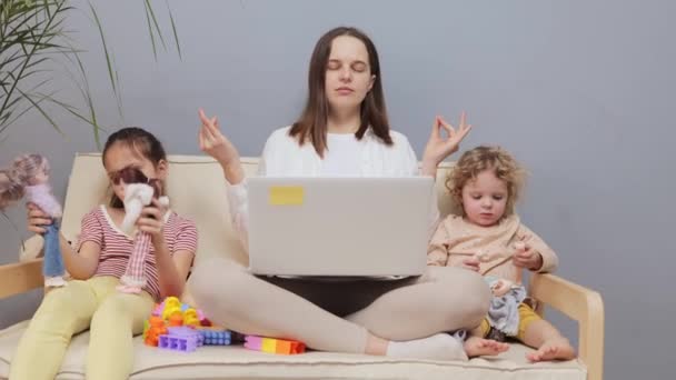 Spokojny Biały Brązowłosy Matka Pracuje Laptopie Ćwiczy Jogę Próbuje Skoncentrować — Wideo stockowe