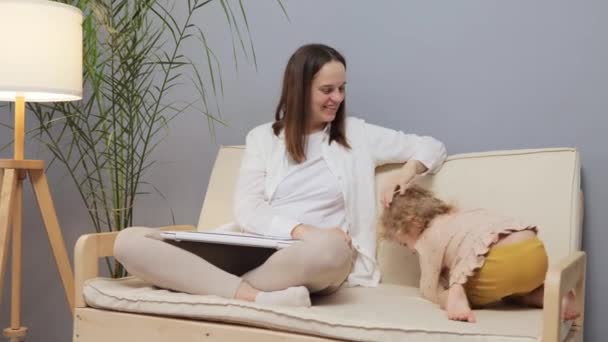 Mujer Alegre Cabello Castaño Sentado Sofá Con Ordenador Portátil Plegado — Vídeos de Stock