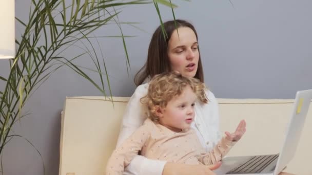 Cansada Mulher Infeliz Sentada Com Criança Sofá Mostrando Seu Laptop — Vídeo de Stock