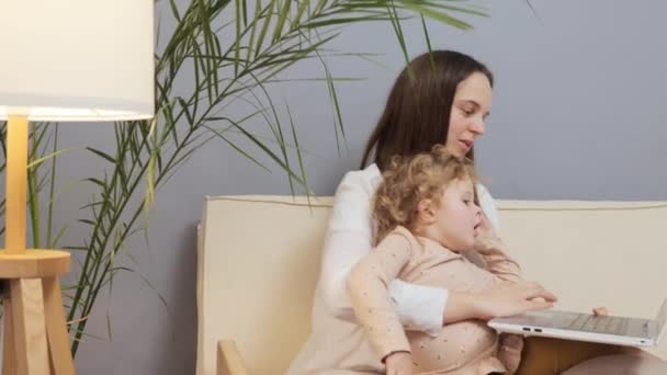Mulher Alegre Relaxante Com Criança Pequena Sofá Usando Laptop Para — Vídeo de Stock