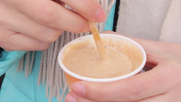 Primer Plano Mujer Irreconocible Sosteniendo Taza Desechable Café Que Compra — Vídeos de Stock
