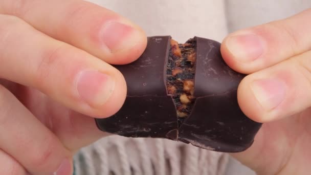 Nerozpoznatelná Žena Ruce Lámání Čokoládové Bonbóny Ořechy — Stock video