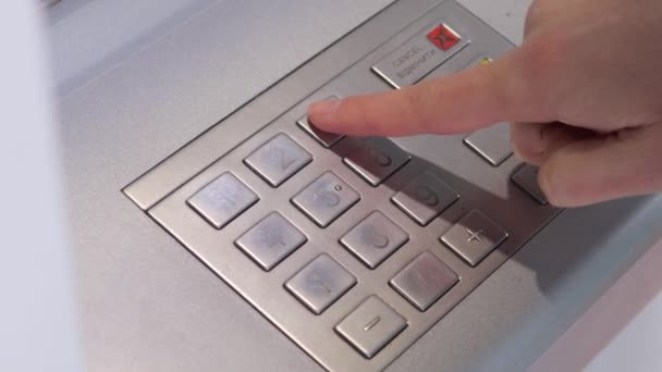 バンキングマシン操作 電子金融取引 Atmのセキュリティ機能について お金の引き出しプロセス 銀行技術のトレンド Atm Eppキーボードを押す認識できない女性 — ストック動画