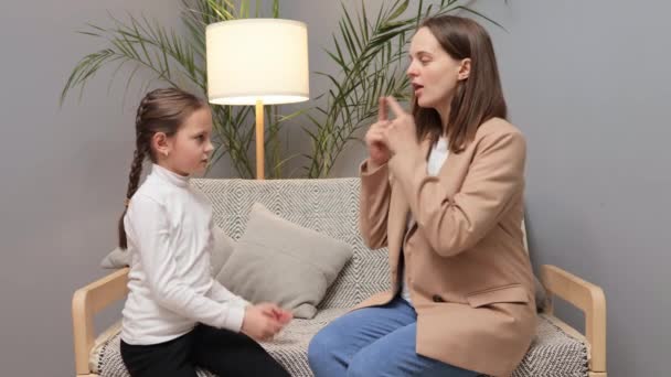 Tal Terapi För Barn Utbildningsterapeut Ledningskorrigeringsklass Söt Liten Brun Hårig — Stockvideo