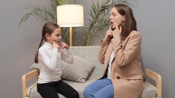 Terapeut Arbetar Med Barn Röstutveckling Lektion Med Talspecialist Barnspråksterapi Liten — Stockvideo