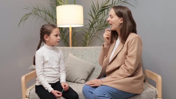 Behandling Språkstörningar Undervisa Uttal Färdigheter Barnuppfostran Artikulation Stammande Flicka Med — Stockvideo