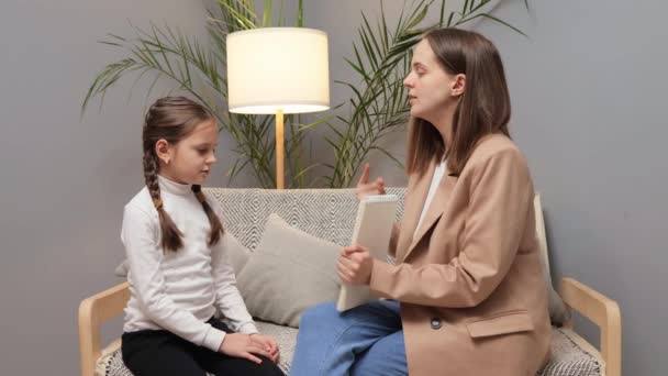 Behandlung Von Sprachstörungen Unterrichten Der Aussprache Fähigkeiten Sprachtherapie Zum Lernen — Stockvideo