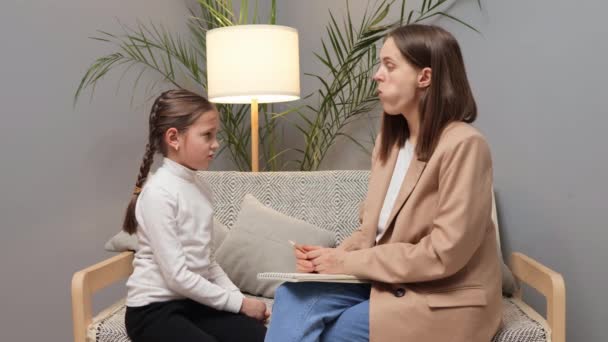 Desarrollo Infantil Través Terapia Adulto Ayudando Niño Aprender Adorable Niña — Vídeo de stock