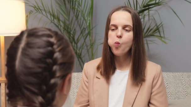 Professionele Specialist Helpt Behandeling Van Stemstoornissen Werken Aan Spraakrehabilitatie Leraar — Stockvideo