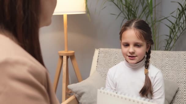 Privatlehrer Unterstützt Ein Kind Therapeutische Aktivitäten Für Kinder Sprachentwicklung Für — Stockvideo