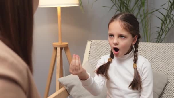 Sprachkorrektur Für Kinder Hilfe Bei Sprachstörungen Steigerung Der Sprachkompetenz Niedliche — Stockvideo