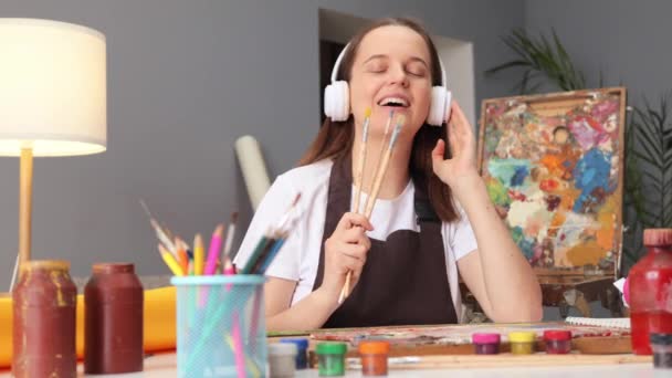 Klasseninspiratie Schilderen Hedendaagse Kunstgalerij Aquarel Schilderen Vaardigheden Geïnspireerde Vrouwelijke Kunstenaar — Stockvideo