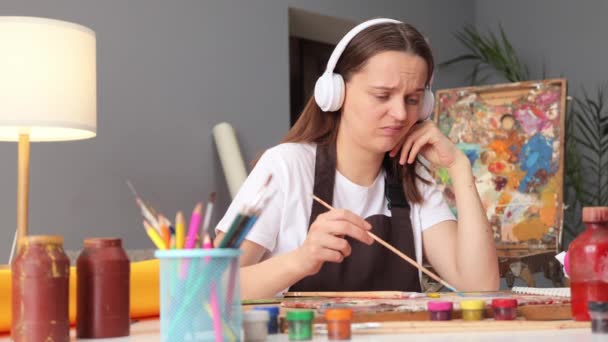 Triste Mujer Creativa Caucásica Pintor Pintura Delantal Estudio Imagen Abstracta — Vídeo de stock
