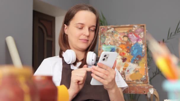Blanke Bruinharige Vrouw Schilder Draagt Schort Schilderen Haar Werkplek Kunststudio — Stockvideo