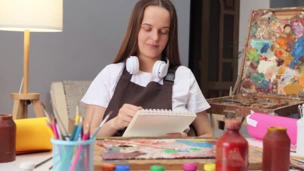 Peinture Concentrée Peintre Femme Aux Cheveux Bruns Caucasiens Avec Pinceau — Video