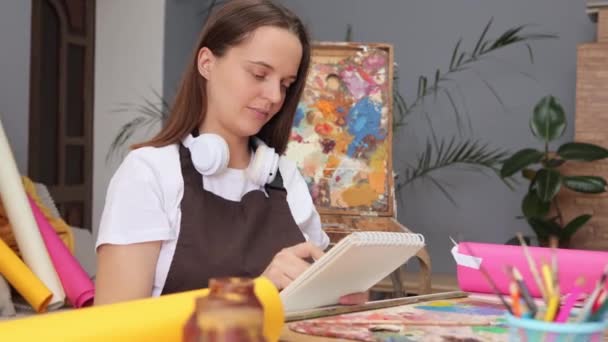 Attraktiv Ung Vit Kvinna Konstnär Skapa Konstverk Med Penna Teckning — Stockvideo