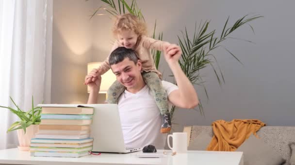 Technologie Familienleben Vater Arbeitet Von Hause Aus Freiberufliche Tätigkeit Mit — Stockvideo